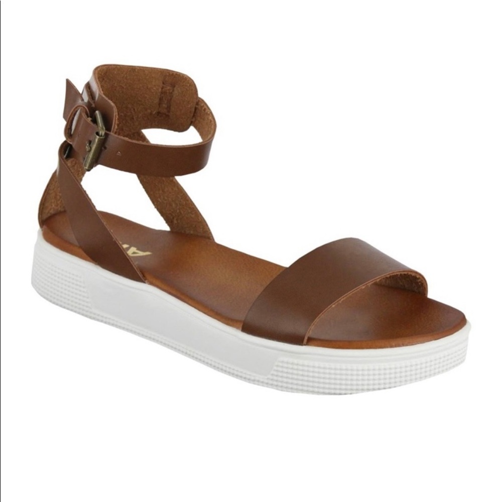 MIA Ellen Platform Sandal - size 6